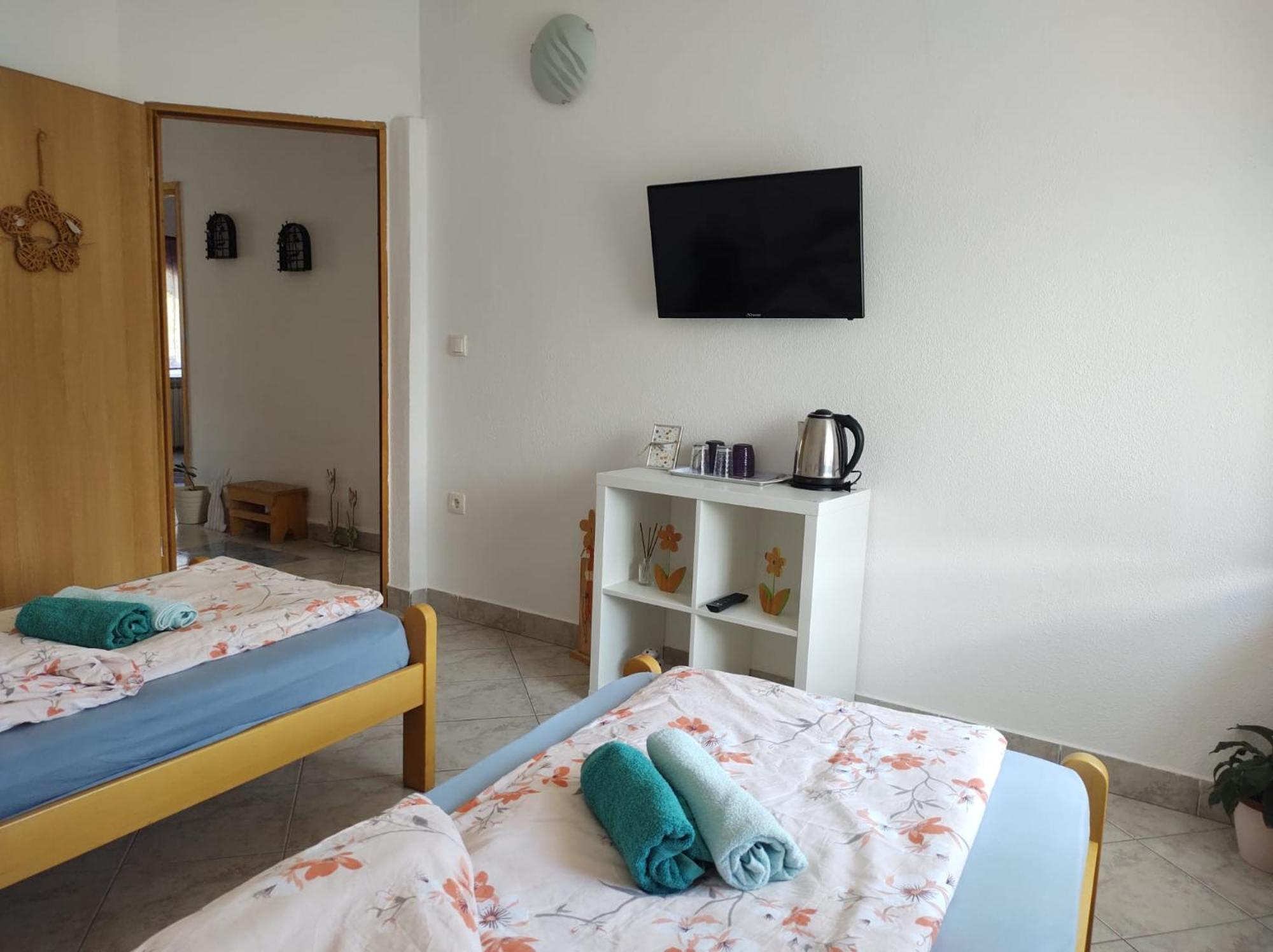 Apartment Ada Bed & Breakfast Gračac Quarto foto