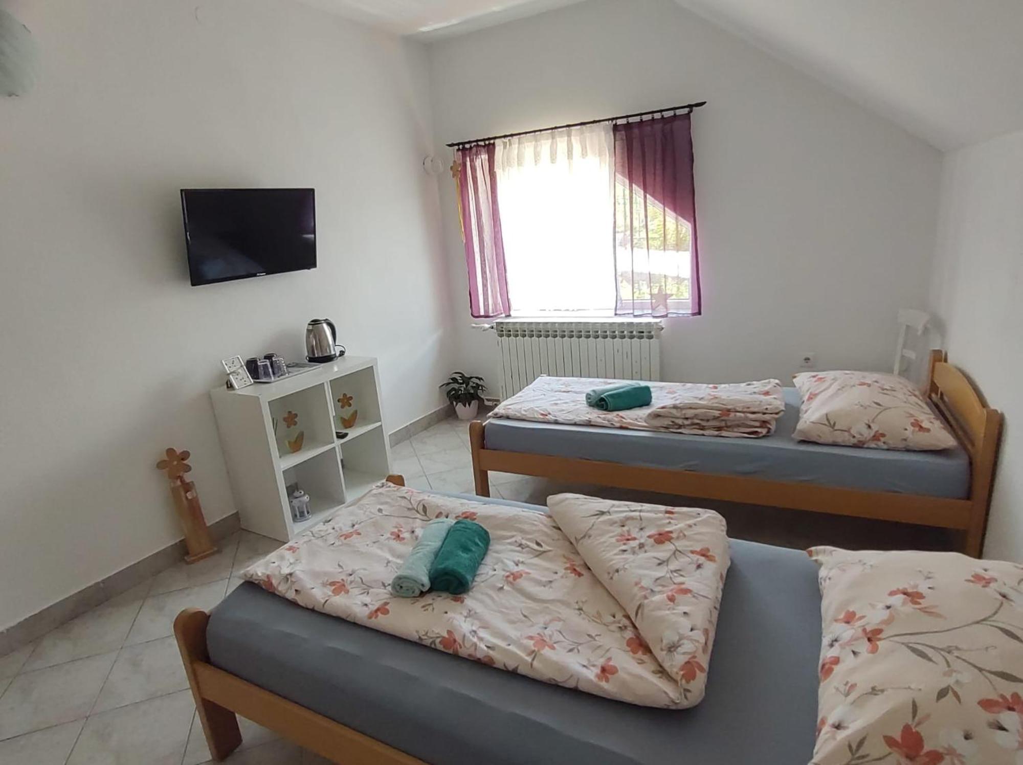 Apartment Ada Bed & Breakfast Gračac Quarto foto